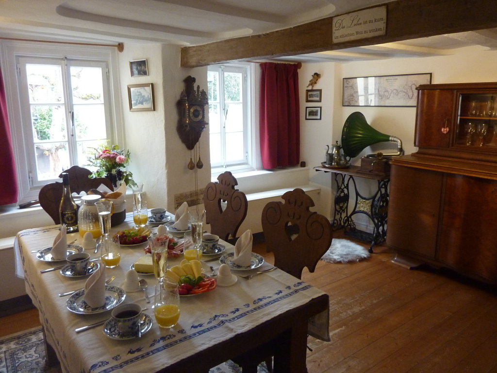 Esstisch im Wohnzimmer - Mosel Urlaub in Ferienhaus Am Moselstausee, Am Moselstausee 6, 56858 St. Aldegund