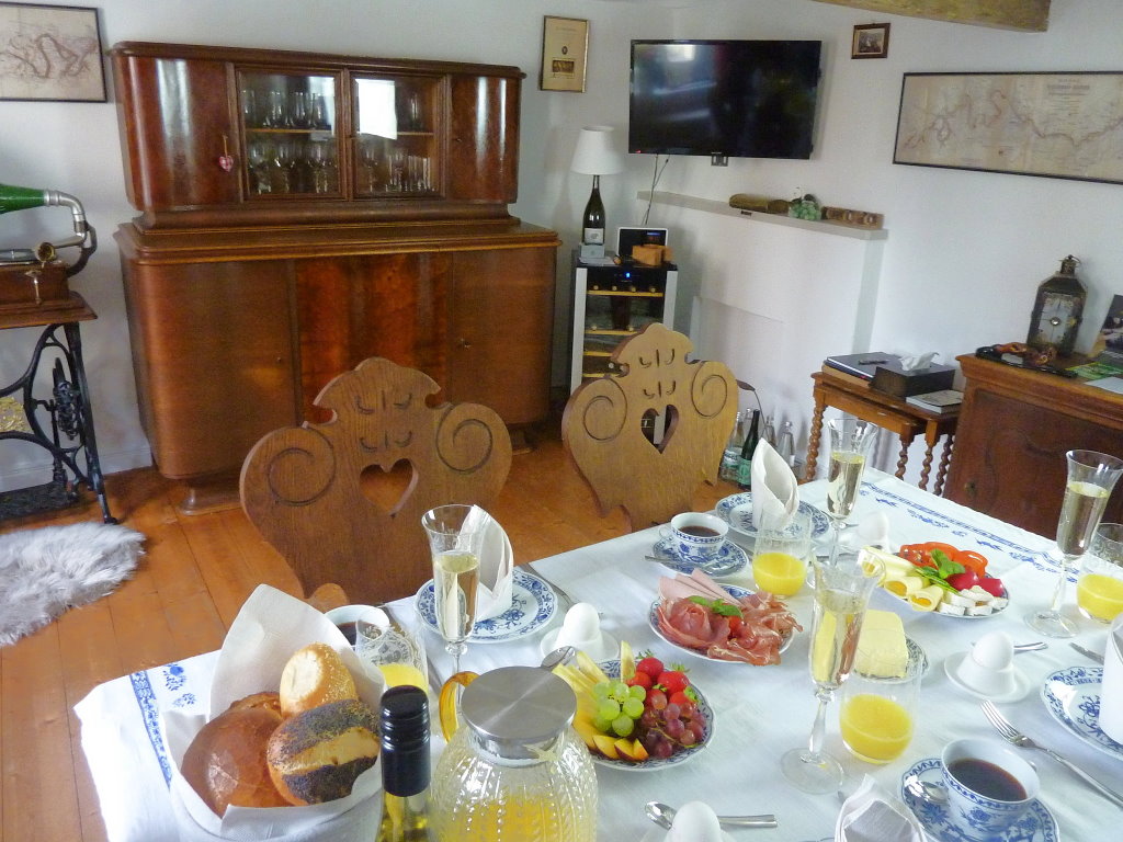Altes Grammophon und Esstisch - Urlaub an der Mosel in Ferienhaus Am Moselstausee, Am Moselstausee 6, 56858 St. Aldegund