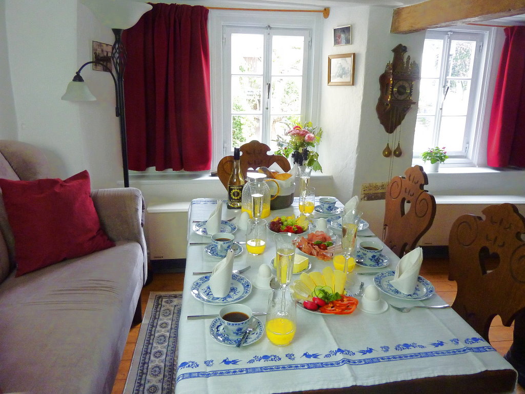 Sitzcouch im Wohnzimmer - Mosel Urlaub in Ferienhaus Am Moselstausee, Am Moselstausee 6, 56858 St. Aldegund
