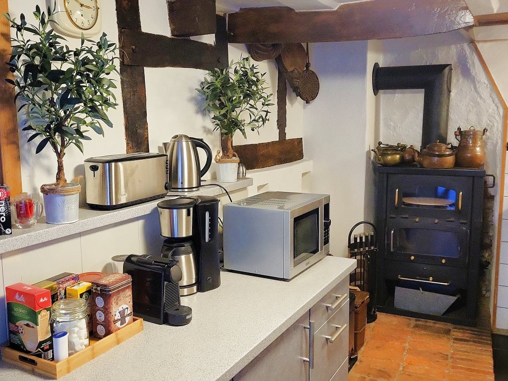 Küche mit Mikrowelle - Mosel Urlaub in Ferienhaus Am Moselstausee, Am Moselstausee 6, 56858 St. Aldegund
