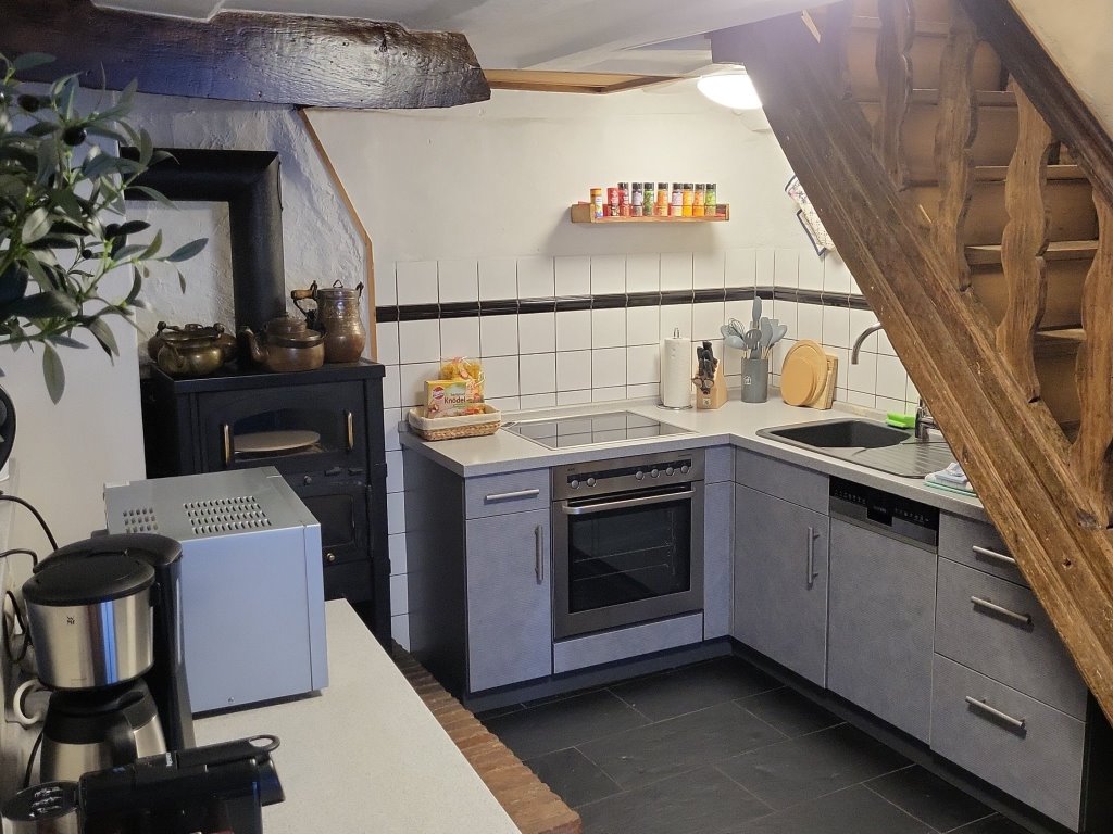 Küche mit Kaminofen - Urlaub an der Mosel in Ferienhaus Am Moselstausee, Am Moselstausee 6, 56858 St. Aldegund