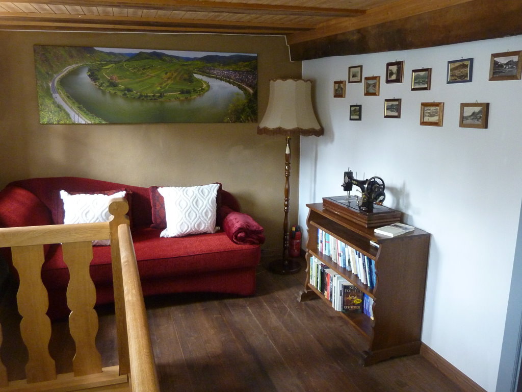 Wohncouch im Flur - Mosel Urlaub in Ferienhaus Am Moselstausee, Am Moselstausee 6, 56858 St. Aldegund