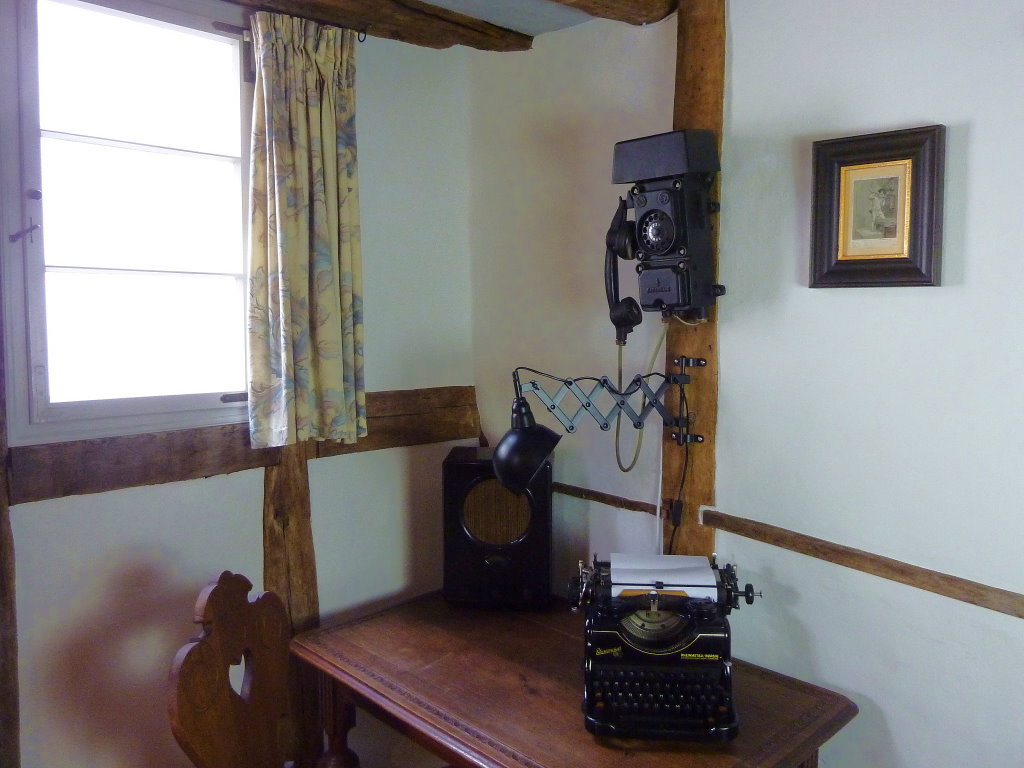 Arbeitsplatz mit Altem Telefon - Urlaub an der Mosel in Ferienhaus Am Moselstausee, Am Moselstausee 6, 56858 St. Aldegund