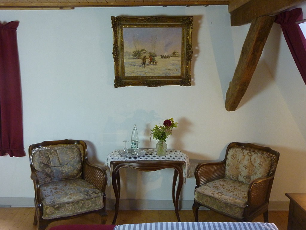 Sitzecke in Schlafzimmer 1 - Urlaub an der Mosel in Ferienhaus Am Moselstausee, Am Moselstausee 6, 56858 St. Aldegund
