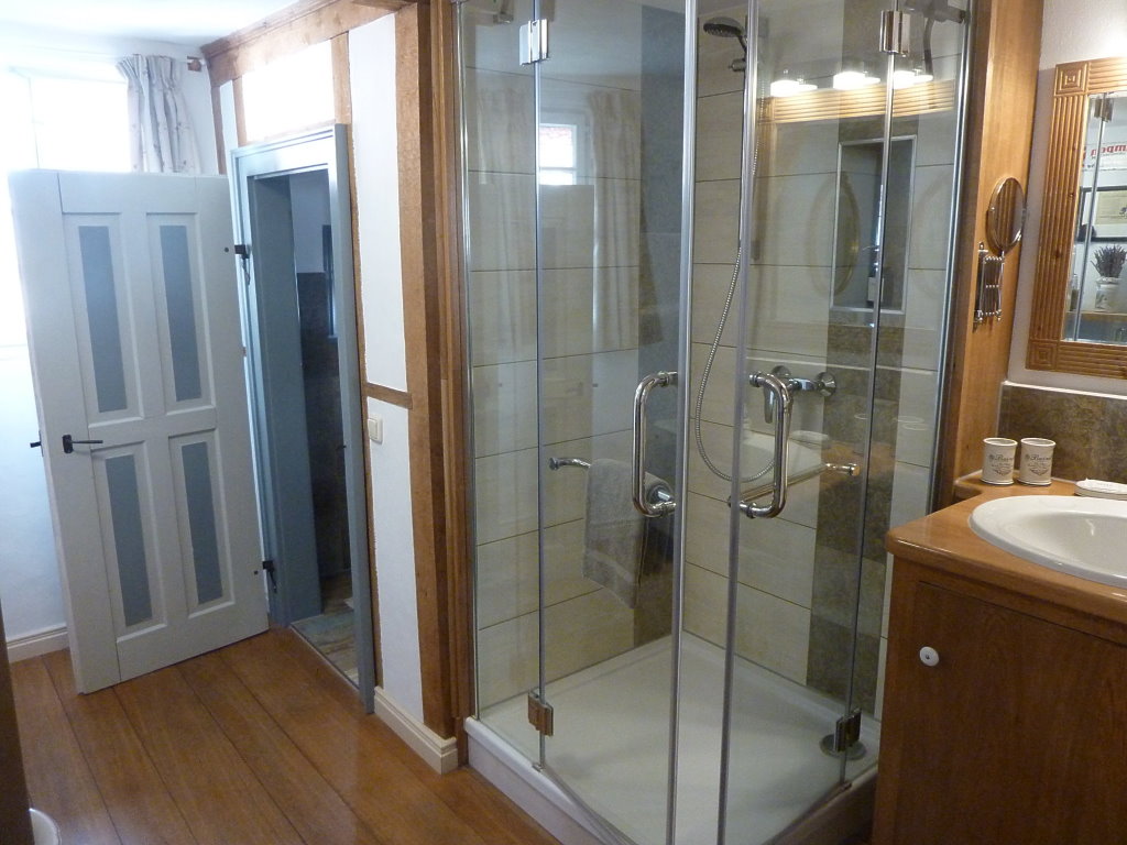 Moderne Dusche - Mosel Urlaub in Ferienhaus Am Moselstausee, Am Moselstausee 6, 56858 St. Aldegund