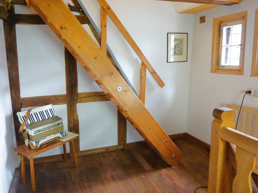 Treppe ins Obergeschoss - Mosel Urlaub in Ferienhaus Am Moselstausee, Am Moselstausee 6, 56858 St. Aldegund