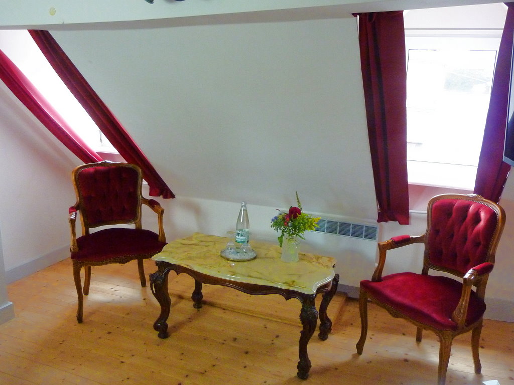 Sitzecke im Schlafzimmer 2 - Urlaub an der Mosel in Ferienhaus Am Moselstausee, Am Moselstausee 6, 56858 St. Aldegund