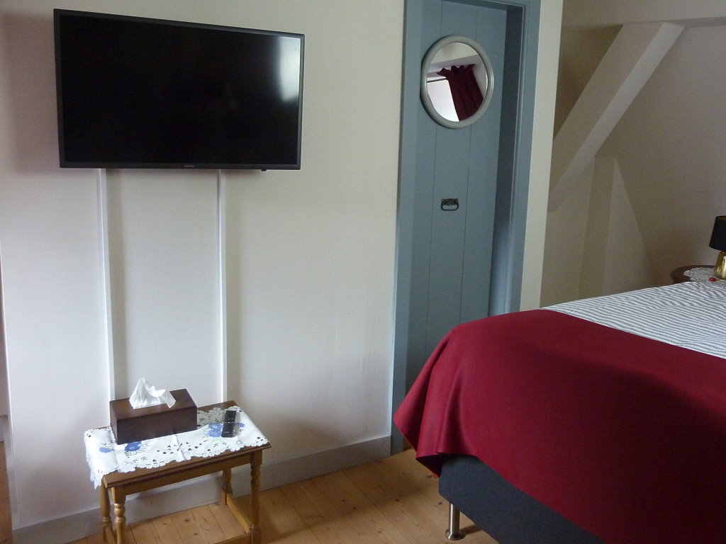 Flachbild TV in Schlafzimmer 2 - Mosel Urlaub in Ferienhaus Am Moselstausee, Am Moselstausee 6, 56858 St. Aldegund