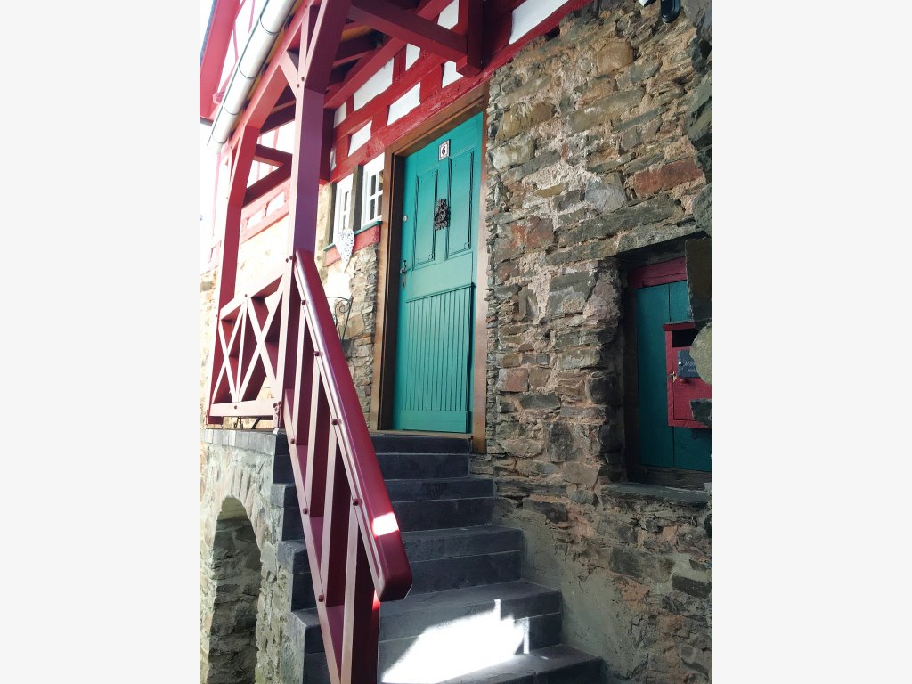 Treppe zur Hochparterre - Mosel Urlaub in Ferienhaus Am Moselstausee, Am Moselstausee 6, 56858 St. Aldegund