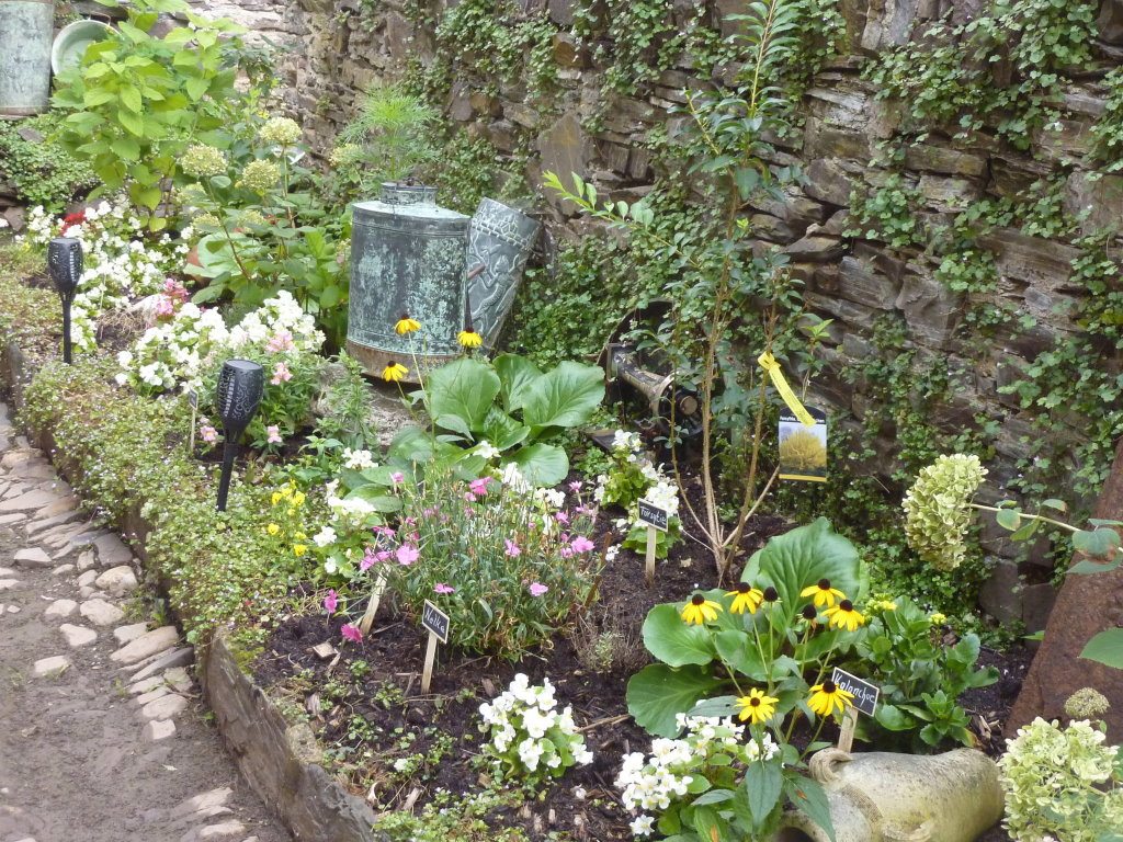 Kleiner Garten mit Geräten aus dem Weinbau - Urlaub an der Mosel in Ferienhaus Am Moselstausee, Am Moselstausee 6, 56858 St. Aldegund