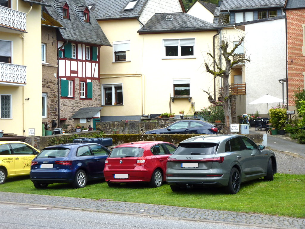 PrivaterParkplatz - Mosel Urlaub in Ferienhaus Am Moselstausee, Am Moselstausee 6, 56858 St. Aldegund