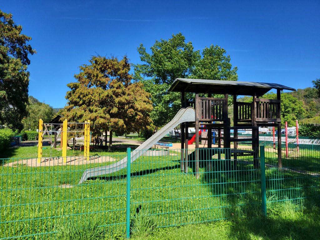 Kinderspielplatz in St. Aldegund - Mosel Urlaub in Ferienhaus Am Moselstausee, Am Moselstausee 6, 56858 St. Aldegund