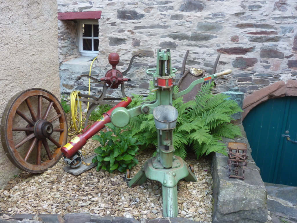 Historische Arbeitsgeräte im Weinbau - Urlaub an der Mosel in Ferienhaus Am Moselstausee, Am Moselstausee 6, 56858 St. Aldegund