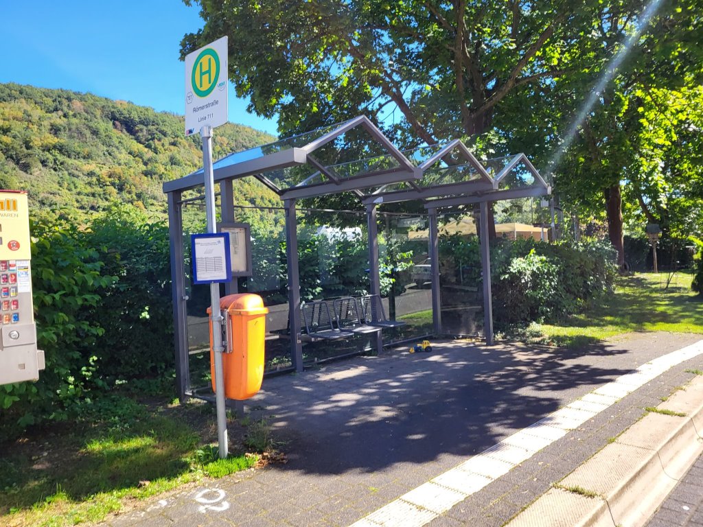 Bushaltestelle in St. Aldegund - Mosel Urlaub in Ferienhaus Am Moselstausee, Am Moselstausee 6, 56858 St. Aldegund