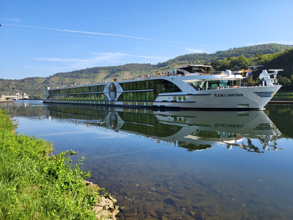 Flusskreuzfahrtschiff - Urlaub an der Mosel in Ferienhaus Am Moselstausee, Am Moselstausee 6, 56858 St. Aldegund