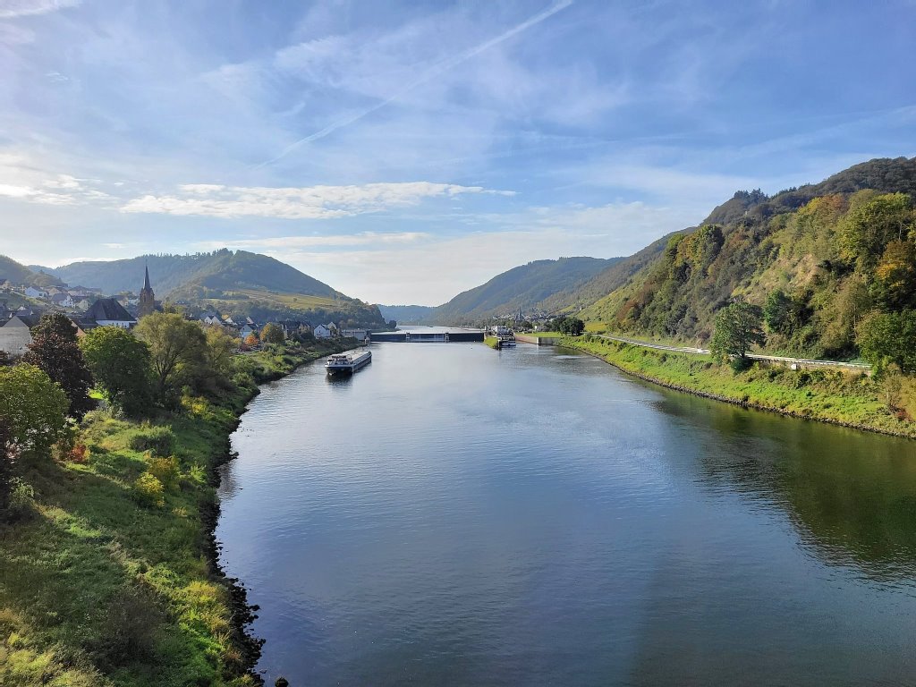Moselschleuse bei St. Aldegund - Urlaub an der Mosel in Ferienhaus Am Moselstausee, Am Moselstausee 6, 56858 St. Aldegund